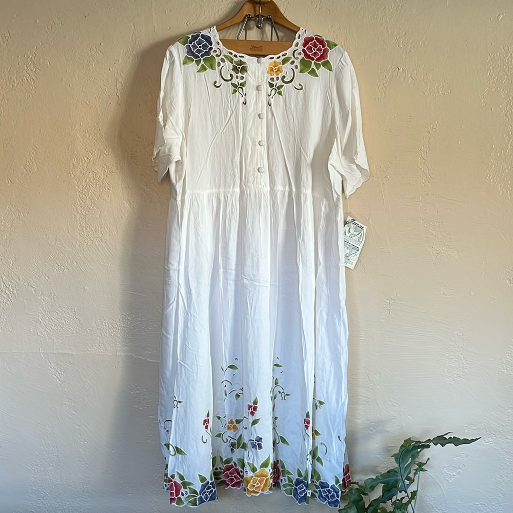 VTG Big Girlie  XL. 100%Rayon Wh.Eyelet w/Floral Edge Detail. Made in Indonesia.